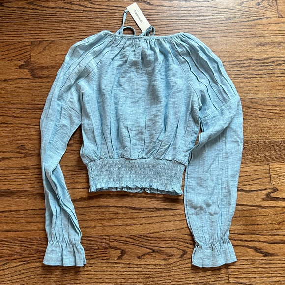 SOLD NEW NWT Francesca’s Blue Rain Chambray Smocked Cropped Long Sleeve Top XS - Picture 4 of 8